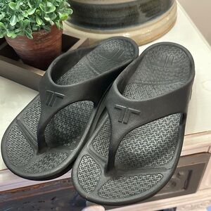 Appear new from Telic.  M/L Around a size 8.5/ 9 women’s.Flip Flops
